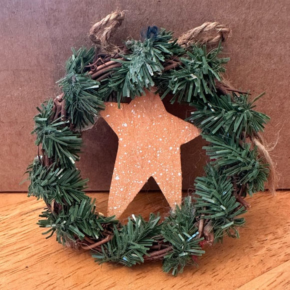 Christmas Wreath Ornament in good condition - Picture 2 of 3